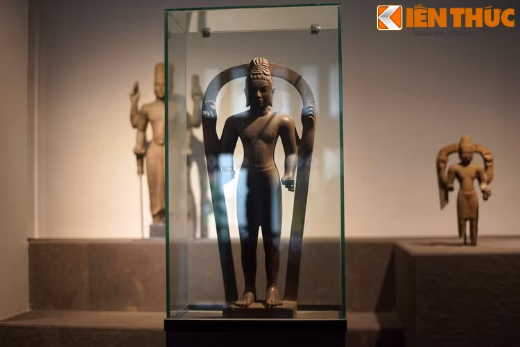 Được lưu giữ tại Bảo tàng Lịch sử Thành phố Hồ Chí Minh - tượng Bồ tát Quan Thế Âm hay tượng Avalokitesvara là một bảo vật quốc gia độc đáo thuộc nền văn hóa Óc Eo. Tượng có niên đại từ thế kỷ 8-9, được tìm thấy ở Ngãi Hòa Thượng, Trà Vinh năm 1937.