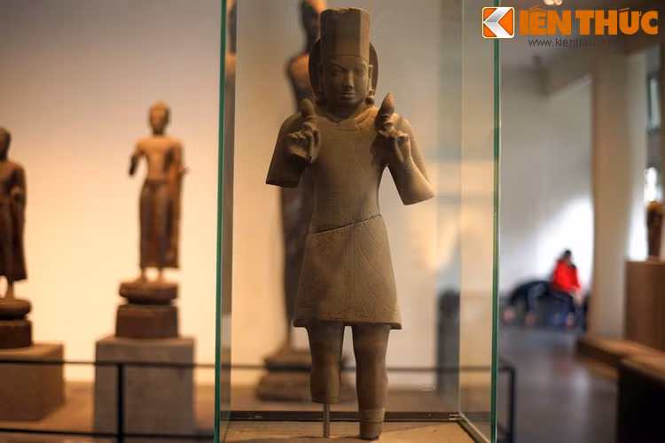 Được tìm thấy năm 1928 trong khu vườn của một người dân ở Ba Thê, Long Xuyên (nay là tỉnh An Giang), tượng thần Surya Ba Thê là một trong những hiện vật quý giá nhất của nền văn hóa Óc Eo từng được phát hiện.