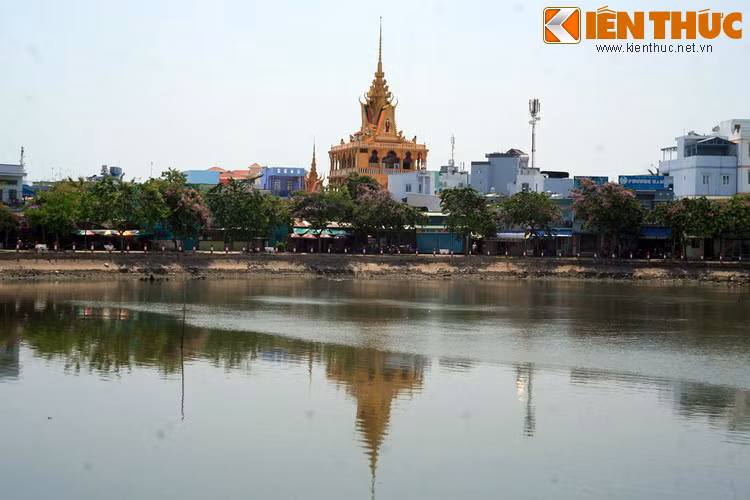 Nằm ở số 27/18 đường Mạc Đĩnh Chi, quận Ninh Kiều, thành phố Cần Thơ, chùa Pitu Khôsa Răngsây có tên Việt là chùa Viễn Quang, được coi là một trong những ngôi chùa Khmer tráng lệ ở miền Tây Nam Bộ. Tương truyền, chùa do Thượng tọa Sơn Tây, tục gọi là ngài Ta Tu xây dựng năm 1948 để đáp ứng nhu cầu tu học của bà con Phật tử người Khmer sinh sống tại Cần Thơ thời đó.