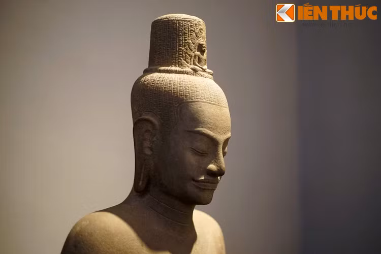 Tượng Bồ tát ở Angkor Thom, thế kỷ 12. Phật giáo là tôn giáo quan trọng tồn tại song song với Hindu giáo trong lịch sử Campuchia. Vào thời kỳ Angkor (thế kỷ 9-13), điêu khắc Phật giáo và nghệ thuật kiến trúc Khmer đã đạt đến đỉnh cao.