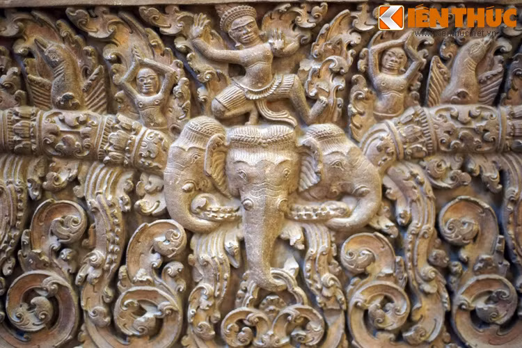 Cận cảnh những nét chạm khắc tinh xảo trên mi cửa của đền Wat Kravan, Angkor Wat, thế kỷ 10-11. Từ những cảm hứng của Hindu giáo và Phật giáo, nghệ nhân Khmer đã đưa nghệ thuật điêu khắc đá Angkor lên tới đỉnh cao.