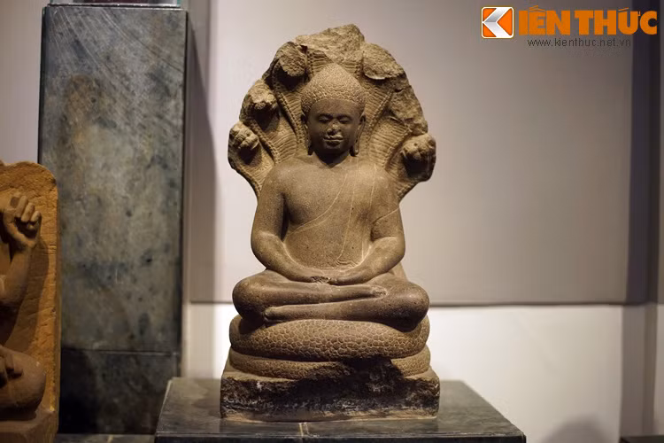Tượng Phật Angkor Wat, thế kỷ 12. Cho đến nay, sự suy tàn đột ngột của văn minh Angkor vẫn là một bí ẩn lịch sử. Nhiều giả thuyết khác nhau đã được đưa ra để lý giải cho điều này.