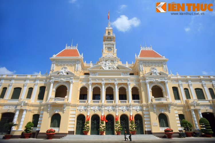 Tòa nhà do kiến trúc sư Femand Gardè thiết kế, ban đầu có tên tiếng Pháp Hôtel de ville, tên tiếng Việt là Dinh xã Tây, sau 1954 là Tòa đô chánh Sài Gòn.