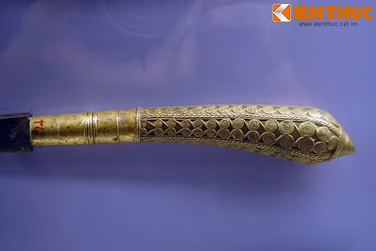 Chiếc chuôi "đẹp từng mm" của một thanh kiếm Xiêm. Ngày 20/1/1785, khi quân Xiêm lọt vào trận địa, pháo binh Tây Sơn bất ngờ tấn công, bộ binh và thủy quân xông ra tiêu diệt gần như toàn bộ quân địch.