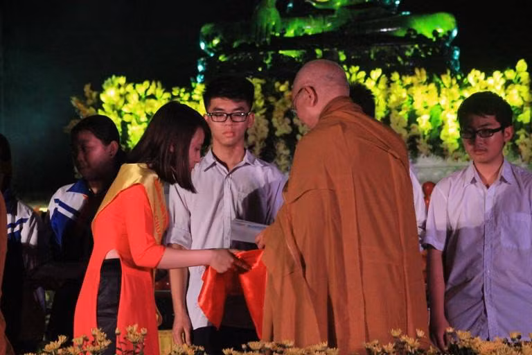 Tại đêm khai mạc đại lễ, Hòa thượng Thích Quảng Tùng,Phó Chủ tịch Hội đồng Trị sự trung ương Giáo hội Phật giáo Việt Nam; ông Nguyễn Văn Thành - Thứ trưởng Bộ Công an và ông Lê Văn Thành - Bí thư Thành ủy, Chủ tịch UBND TP Hải Phòng,… cùng trao 100 suất quà, mỗi suất trị giá 500.000 ngàn đồng tới tay các cháu học sinh nghèo vượt khó.