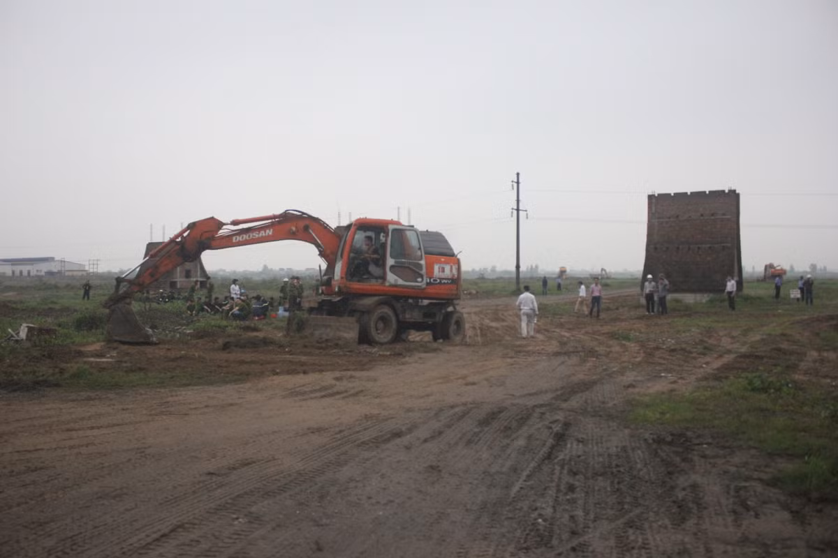Nguyên nhân dẫn đến việc triển khai dự án chậm tiến độ là do gặp nhiều khó khăn trong công tác giải phóng mặt bằng, việc bồi thường giao đất kéo dài, quá trình thi công bị một số người dân Cẩm Điền cản trở...