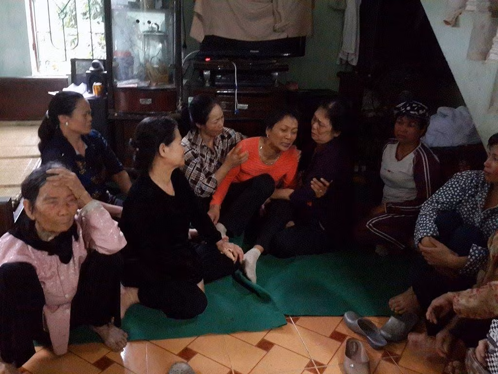 Những người thân khóc ngất khi sự việc xảy ra.
