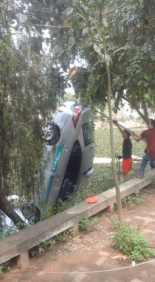 Taxi lao xuong ho nuoc tai Lang Son, 4 nguoi tu vong