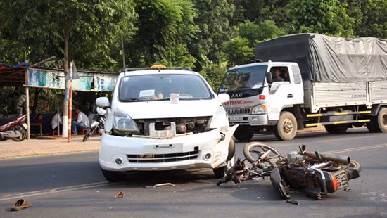 6. Taxi gây tai nạn khiến hai người thương vong Khoảng 15h ngày 28/4, xe máy BKS 47M1-6253 do anh Nguyễn Ngọc Anh Tuấn (SN 1983, trú tại xã Ea Tul, huyện Cư M’gar) điều khiển chở theo một người đàn ông tên Tuấn (SN 1972, quê tỉnh Thừa Thiên Huế), khi đến Tỉnh lộ 8 đoạn qua địa phận khối 6, phường Tân Lợi, TP. Buôn Ma Thuột, tỉnh Đắk Lắk thì bất ngờ tông trúng taxi BKS 47A-049.89 hãng Quyết Tiến do tài xế Hà Thanh Hùng (SN 1986, trú tại khối 12, P. Tân An, TP. Buôn Ma Thuột) điều khiển. Vụ tai nạn khiến anh Tuấn tử vong.