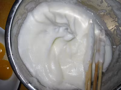 Chế biến các món từ bột mì chỉ nên trộn vừa đủ không nên trộn quá lâu sẽ khiến bột mì khô cứng, mất dinh dưỡng. Hãy trộn bột nhẹ nhàng cho đến khi thấy bột đổi màu là được.