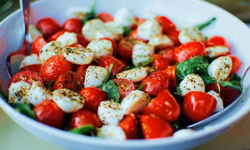  Bảo vệ trái tim quý giá: Nếu bạn là người thích ăn salad xà lách cà chua tươi thì bạn không những có một đôi mắt tinh tường khỏe mạnh như trên mà trái tim yêu quý của bạn cũng được chăm sóc. Cụ thể, rau xà lách xanh có chứa hàm lượng cao axit folic (vitamin B9 ) và chất xơ để bảo vệ trái tim. Axit folic làm tăng lượng hồng cầu, vì thế cải thiện tình trạng thiếu máu ở trẻ em và phụ nữ mang thai. Bên cạnh đó, Axit folic còn có tác dụng ngăn ngừa bệnh đột quỵ và tim mạch.