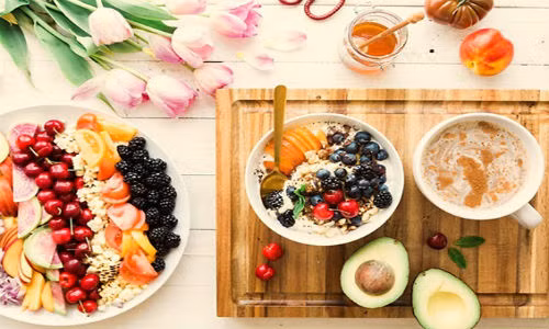  Cải thiện tâm trạng ăn uống: Khi ăn salad cũng như các bữa ăn thông thường khác, yếu tố tâm trạng hài hòa thoải mái, không gian và cách bài trí đồ ăn cũng như bát đĩa là rất quan trọng. Cụ thể, khi dùng bữa một mình bạn có thể nghe nhạc nhẹ thư giãn không lời và ăn trong sự im lặng. Nếu ăn với gia đình hay bạn bè thì tránh nói những chuyện căng thẳng có thể gây chán ăn tạm thời hay lâu dài. Một số hoạt động thể chất khác để bạn ăn ngon miệng hơn là đi bộ nhẹ một vòng, đi tập thể dục hay đi tắm trước khi ăn.
