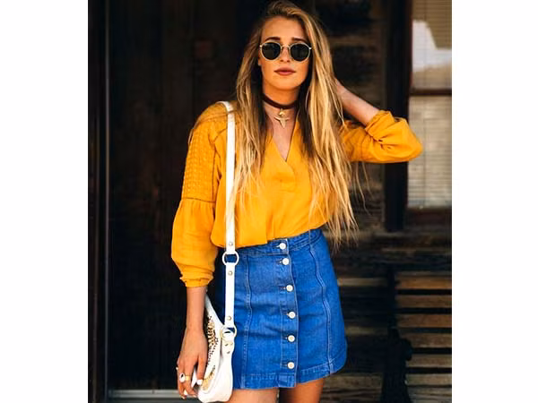 7. Mặc trang phục thường ngày màu vàng: từ áo T-shirt tới áo tunic hay quần short, màu vàng là một trong những màu sắc tươi vui nhất cho trang phục thường ngày mà bạn nên thử trong mùa này.