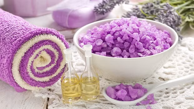 10. Cây oải hương: Tinh dầu hoa oải hương chứa chất giảm đau và có tính chất sát trùng làm giảm đáng kể những vết sẹo. Và đây là cách để sử dụng cây oải hương để chữa lành vết bỏng: Trộn một vài giọt dầu oải hương với ly nước. Sử dụng một miếng vải mềm và ngâm vào hỗn hợp, sau đó chấm lên vùng bị bỏng nhiều lần. Ngoài ra, bạn có thể kết hợp mật ong với dầu hoa oải hương sau đó đặt lên vết bỏng vài lần mỗi ngày.