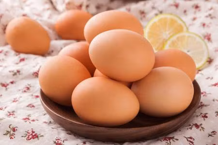 15. Trứng: chứa hàm lượng protein chất lượng cao, ngoài ra cũng chứa carotenoid, lutein, choline và xeanthin. Choline là một chất dinh dưỡng cần thiết, đặc biệt là đối với phụ nữ mang thai. có thể tăng cường sức khỏe của mắt, giúp ngăn ngừa thoái hoá điểm vàng liên quan đến tuổi tác cũng như ngăn ngừa chứng mù lòa của người cao tuổi. Ảnh: vcg.