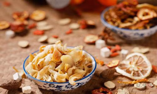 Tuy thời tiết đẹp nhất trong năm nhưng chính vì sự chệnh lệch quá lớn giữa nhiệt độ sáng sớm, ban đêm và buổi trưa nên là điều kiện thuận lợi cho nhiều loài bệnh gia tăng. Để bảo vệ sức khỏe của mình, ngoài việc tăng cường tập thể dục bạn cũng nên chú ý đến chế độ cân bằng dinh dưỡng bằng việc bổ sung các thực phẩm vàng cho sức khỏe mùa thu dưới đây. Ảnh:xuexila.