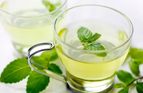 Giảm sốt: Trà bạc hà có thành phần chính là menthol, vì vậy uống trà có thể làm toát mồ hôi ra ngoài, trong khi tinh dầu bạc hà làm mát cơ thể bạn bên trong. Do đó nó có tác dùng làm giảm sốt, làm giảm viêm và khó chịu.
