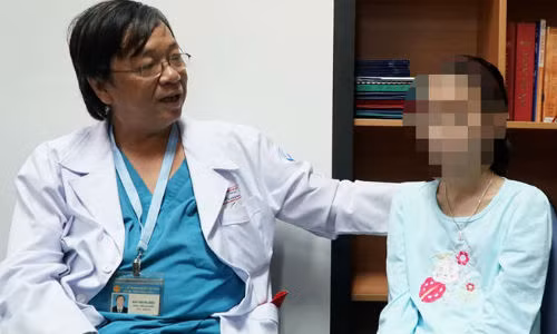 Bé gái sút 10 kg vì hội chứng kìm mạch máu hiếm gặp Be gai sut 10 kg vi hoi chung kim mach mau hiem gap
