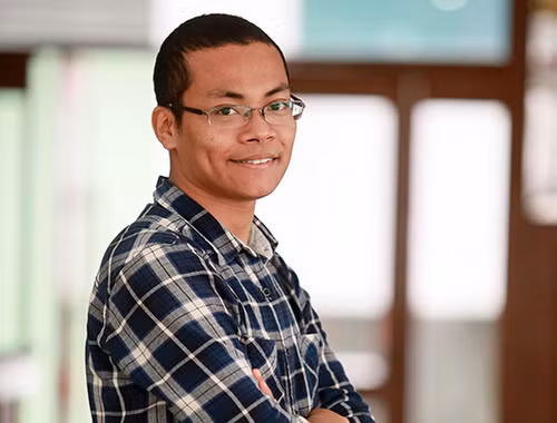 Chung ta dang hanh xu nhu ke dien tren mang xa hoi?