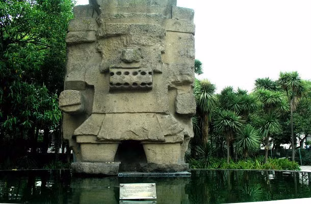 Tlaloc là thần nước của người Aztec, được thờ phụng là vị thần cung cấp sự sống và thực phẩm. Khi người nào làm thần Tlaloc tức giận thì sẽ phải hứng chịu cơn thịnh nộ của vị thần này là những con mưa đá, sấm sét...