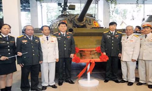 Chuyện chưa kể về kíp lái xe tăng 390 Chuyen chua ke ve kip lai xe tang 390