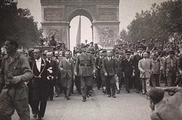 Tướng Charles de Gaulle dẫn đầu cuộc tuần hành tại đại lộ Champ Elysees, phía sau là Khải Hoàn Môn (Arc De Triomphe) sau khi Paris được giải phóng.