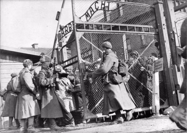 Binh lính Liên Xô mở những cánh cửa giải phóng tù nhân khỏi trại tử thần Auschwitz của phát xít Đức năm 1945. Đây là một trong những bức ảnh giá trị về Liên Xô thời Chiến tranh thế giới 2.