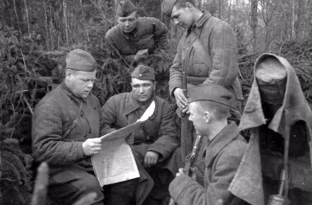 Một nhóm binh sĩ Liên Xô đọc tin tức của Bộ Thông tin năm 1942 tại mặt trận Kalinin.