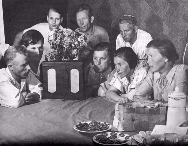 Các công nhân Kolkhoz tập trung lắng nghe tin tức do Bộ Thông tin Liên Xô phát đi năm 1941.