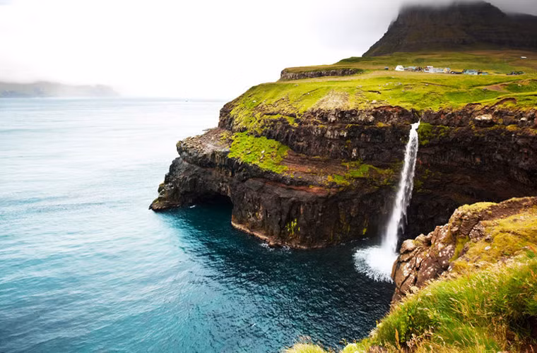 Thác nước tuyệt đẹp nằm ở Quần đảo Faroe ở giữa Na Uy và Iceland. Người dân địa phương còn đặt tên thác nước này là "Gásadalur" có nghĩa là kỳ lạ.