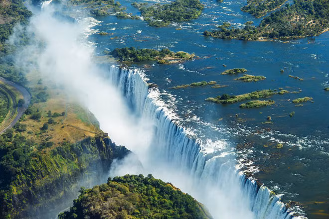 Thác Victoria nằm ở Zimbabwe và Zambia là thác nước lớn nhất thế giới, do nhà thám hiểm người Scotland David Livingston phát hiện năm 1855. Thác nước này được đặt tên theo Nữ hoàng Victoria đương thời.