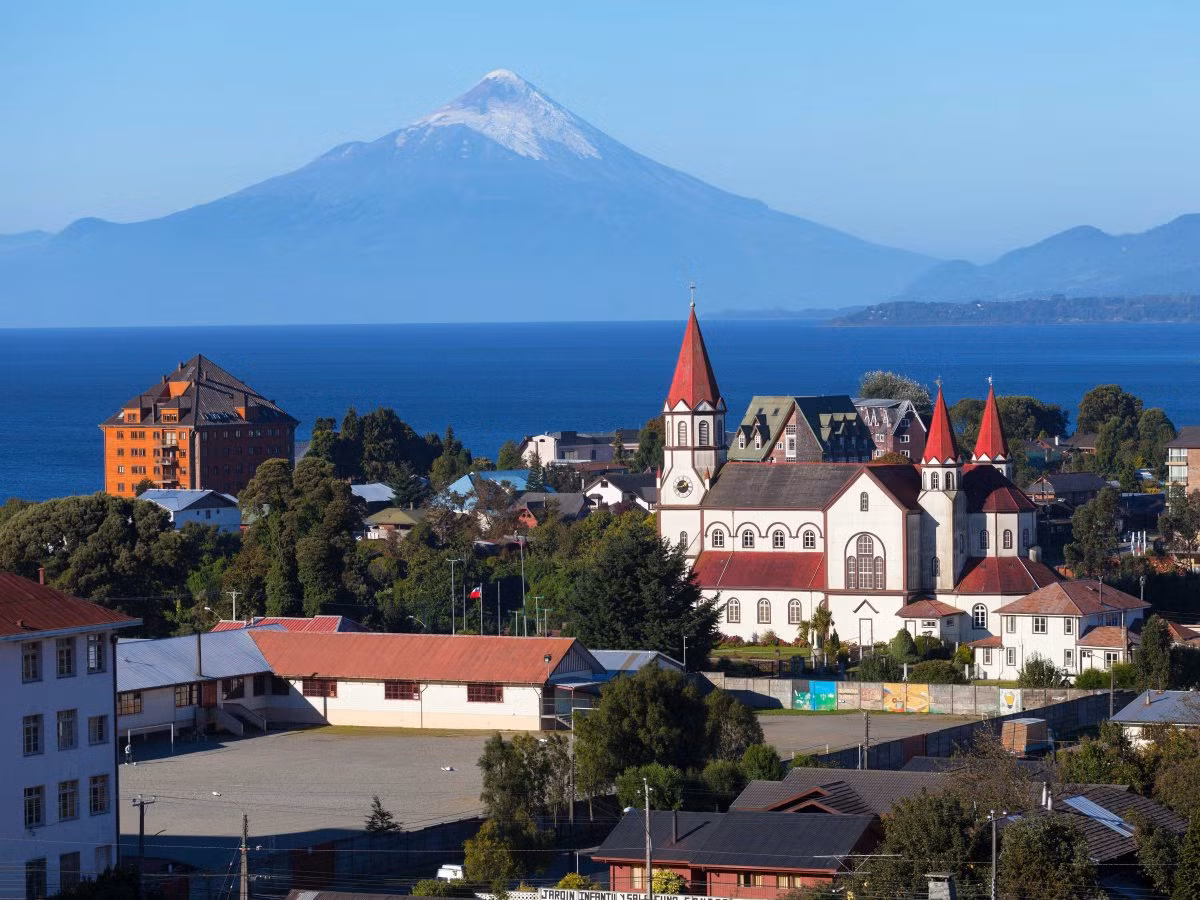 Đứng thứ 7 trong top 10 quốc gia lý tưởng trên, Chile xếp ở vị trí thứ 30 về mức độ an toàn và xếp thứ 19 về mức độ hạnh phúc. Nơi đây nổi tiếng với sa mạc rộng lớn, núi và bờ biển dường như vô tận... đang chờ đón du khách khám phá.