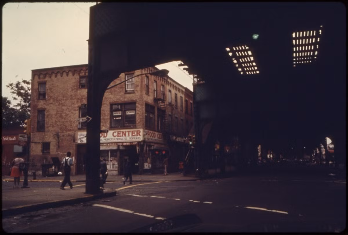 Cuộc sống giản dị, gần gũi của người dân ở đại lộ Bushwick, Brooklyn, New York, Mỹ .