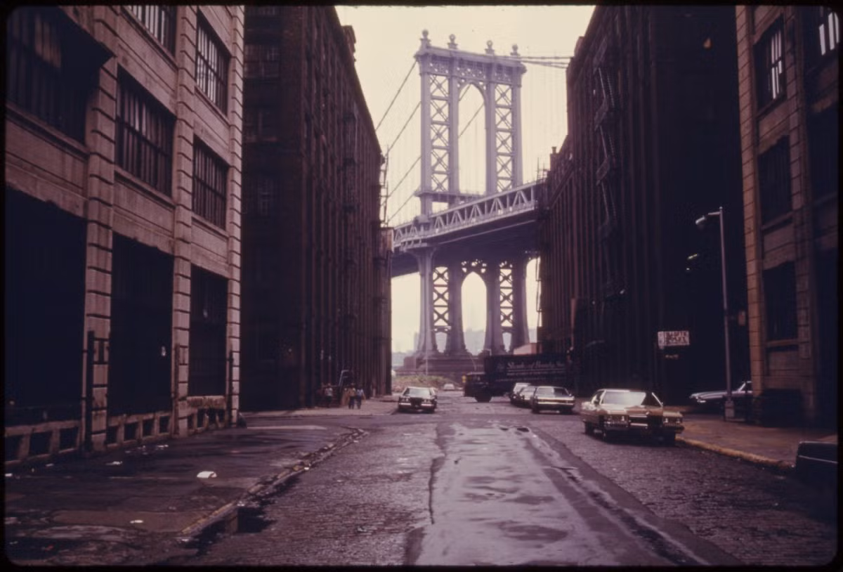 Hình ảnh cầu Manhattan ở quận Brooklyn, New York, Mỹ ở phía xa, bên cạnh là những tòa nhà kiên cố. Đây là một trong những bức ảnh hiếm nước Mỹ năm 1974.