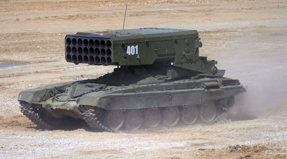 Pháo phản lực TOS-1A hành tiến.