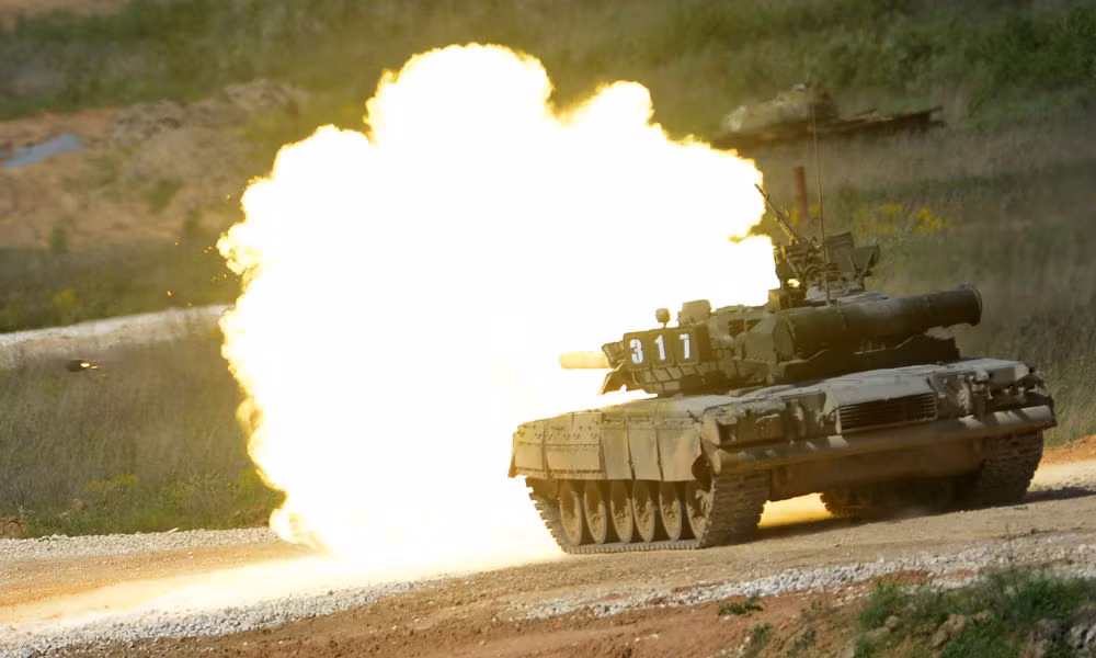 "Những người tham dự và khách mời của diễn đàn Army-2015 sẽ được tận mắt vũ khí hiện đại của các Lực lượng vũ trang Nga được giới thiệu ngoài trời và trong hội trường", Tư lệnh Không quân, Anh hùng Nga, Thượng tướng Viktor Bondarev cho biết. Trong ảnh, xe tăng T-80 khai hỏa pháo 120mm.
