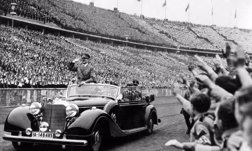 Cụ thể, ngày 13/3/1930, một xe bán tải kéo rơ mooc loại lớn đã đâm trúng xe Mercedes chở trùm phát xít Đức Hitler.