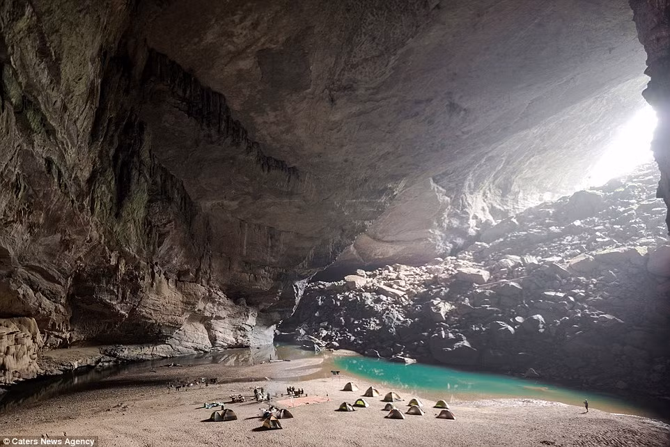 "Tôi rất muốn khám phá nhiều nơi trên thế giới. Tôi chưa từng đến Việt Nam trước đây. Chúng tôi gặp khá nhiều khó khăn trong việc tiếp cận hang Én vì không có đường. Cách duy nhất để đến được hang lớn thứ ba thế giới là đi bộ hơn 10 km đường rừng và băng qua các ngọn đồi”, nhiếp ảnh gia Lars chia sẻ hành trình khám phá hang Én.