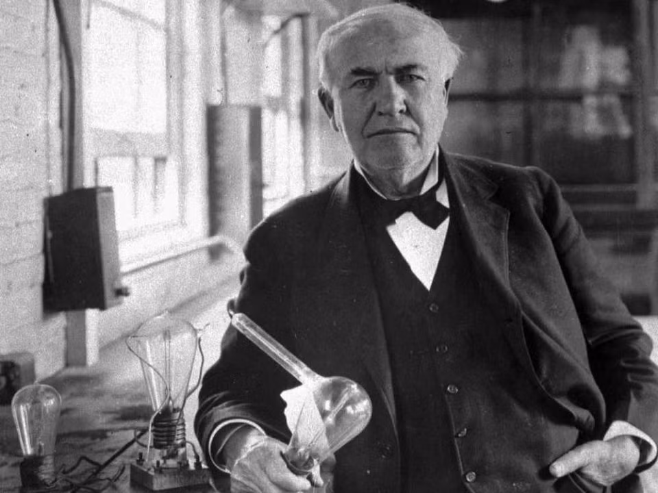Nhà sáng chế Edison còn mắc bệnh rối loạn ám ảnh cưỡng chế (OCD) nên không chạm vào bất cứ thứ gì bẩn thỉu (dùng 18 chiếc khăn ăn để lau dụng cụ ăn trước khi bắt đầu bữa ăn), tóc, bông tai ngọc trai hoặc những vật tròn tròn. Edison còn bị ám ảnh con số 3 khi đi lại xung quanh một tòa nhà ba lần trước khi bước vào.