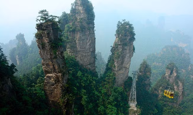 Núi Tianzi ở Trung Quốc nổi tiếng với hàng ngàn đỉnh núi hùng vĩ tuyệt đẹp như tranh vẽ. Một số đỉnh núi cao đến hơn 1.200m