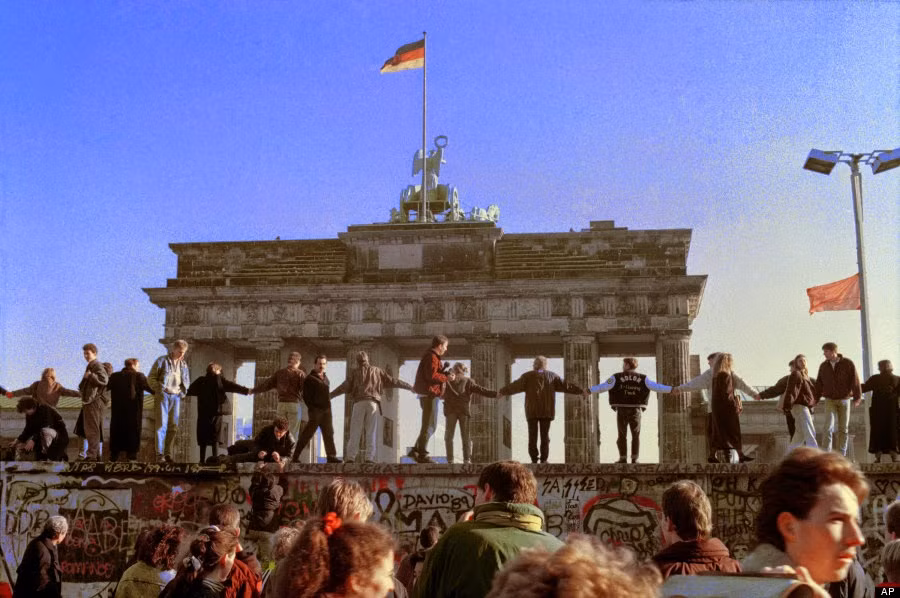 Người dân Berlin ca hát, nhảy múa ăn mừng sự kiện lịch sử Bức tường Berlin sụp đổ.
