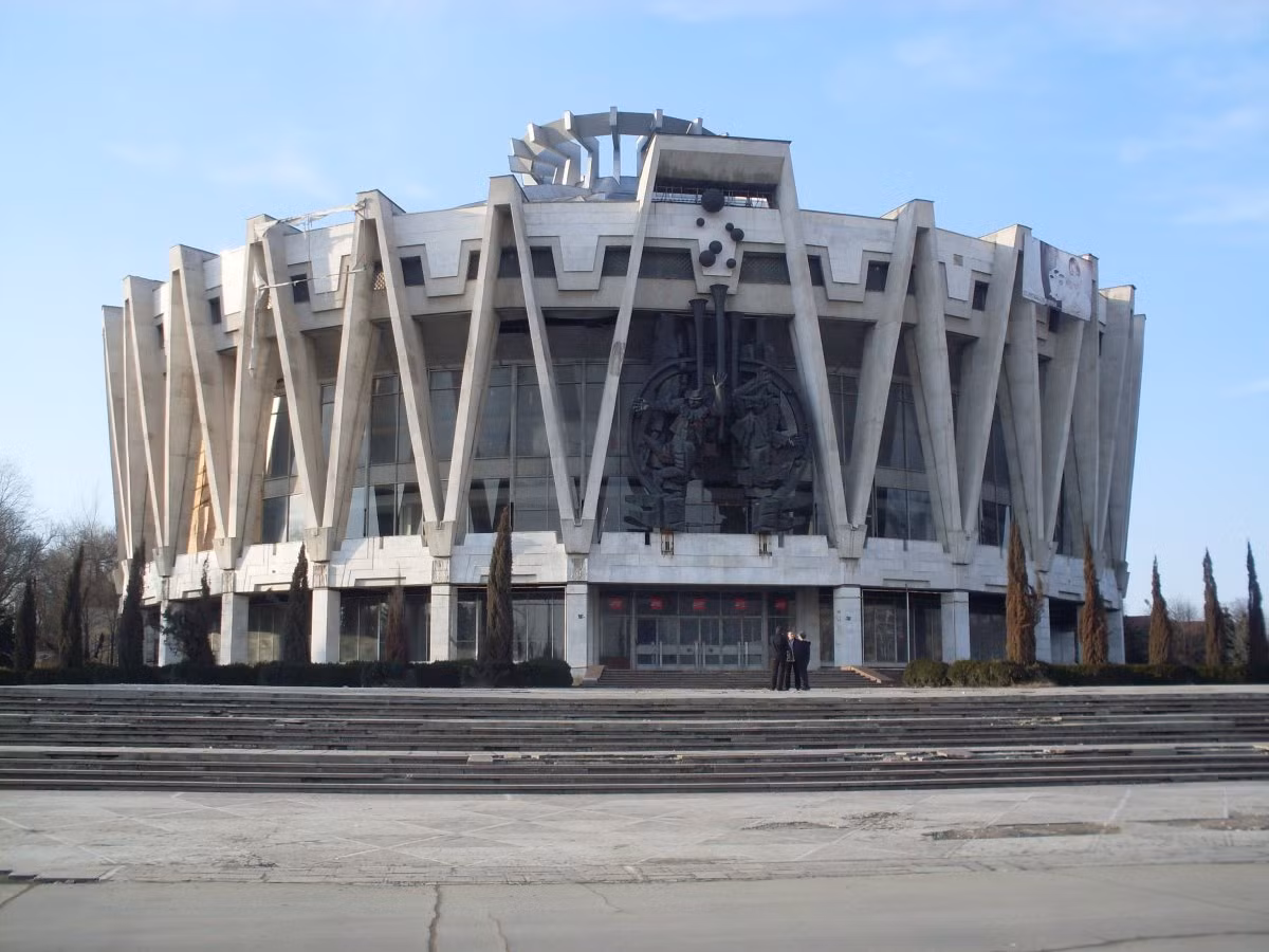 Rạp xiếc có hình dáng khác lạ này nằm ở Chisinau, Moldova. Được xây dựng vào năm 1981, hiện công trình này bị bỏ hoang.