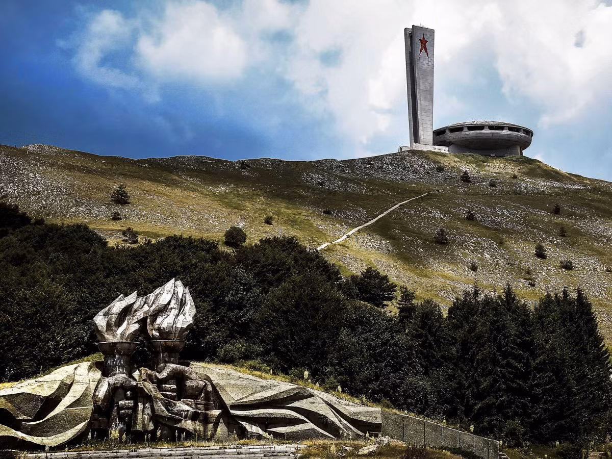 Công trình khác được xây dựng từ thời Liên Xô có hình dáng khá giống UFO tọa lạc ở Buzludzha, Bulagaria.