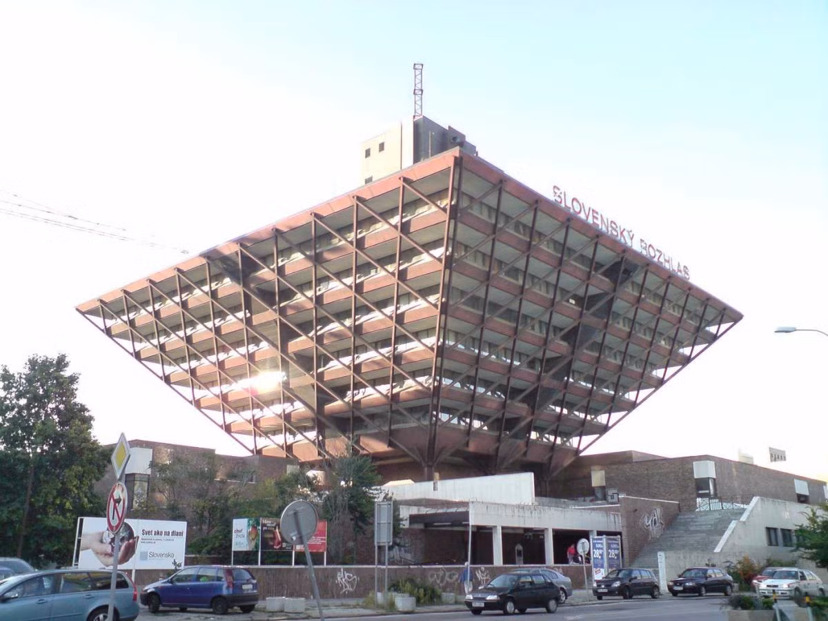 Đài phát thanh đặc biệt này ở Bratislava, Slovakia mất 16 năm xây dựng. Sở dĩ công trình này mất nhiều thời gian hoàn thiện như vậy cơ bản là do kiến trúc công trình đảo ngược: đỉnh nhọn ở phía dưới trong khi phần lớn nhất ở trên cùng.
