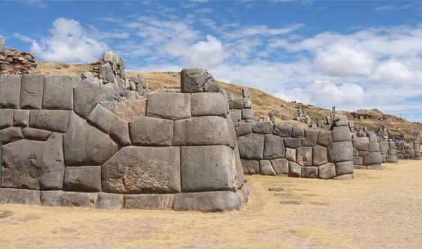 Người Inca xây dựng những ngôi nhà kiên cố mà không cần vữa xây. Họ sử dụng những phiến đá lớn và xếp chồng khít với nhau mà không cần chất kết dính nào.