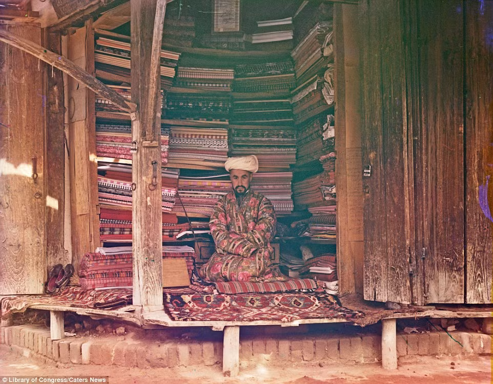 Chủ cửa hàng bán vải người Hồi giáo buôn bán đủ các loại vải từ lụa, cotton, len và thảm tại Samarkand (hiện nay là lãnh thổ Uzbekistan).