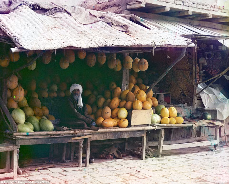 Cửa hàng bán dưa hấu của một ông lão ở Samarkand.