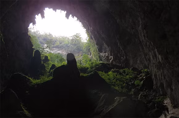 Địa danh thứ hai của Việt Nam góp mặt trong danh sách này là hang Sơn Đoòng. Hang Sơn Đoòng được xếp ở vị trí thứ 19 trong top 27 kỳ quan thiên nhiên châu Á. Là hang động lớn nhất thế giới với chiều dài gần 9 km, chứa đựng cả một con sông và khu rừng già. Nơi đây được phát hiện lần đầu tiên vào năm 1990, tuy nhiên mãi đến năm 2009 lòng hang mới được khám phá và thám hiểm một cách đầy đủ nhất.