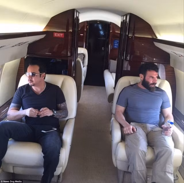 Tony còn chơi thân với Dan Bilzerian, cũng là một ông "vua tiền" khác đã và đang khá nổi trên Instagram.