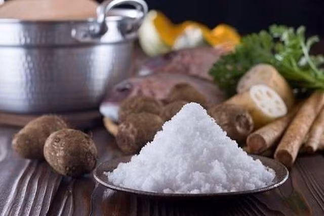 1. Ăn quá mặn Vị mặn của muối đến từ natri và natri có liên quan rất lớn đến canxi được bài tiết qua nước tiểu. Mỗi ngày ăn 6g muối, đồng nghĩa với việc cơ thể sẽ mất đi khoảng 40-60g canxi. Người Việt thường có thói quen ăn mặn nên lượng muối mỗi ngày thường vượt quá giá trị khuyến cáo là 5g nhưng lượng canxi đi vào cơ thể lại không đủ tiêu chuẩn. Do đó, ăn ít muối cũng chính là một cách giúp cơ thể giữ canxi.